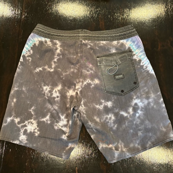 Men’s volcom tye dye board short - Picture 4 of 4